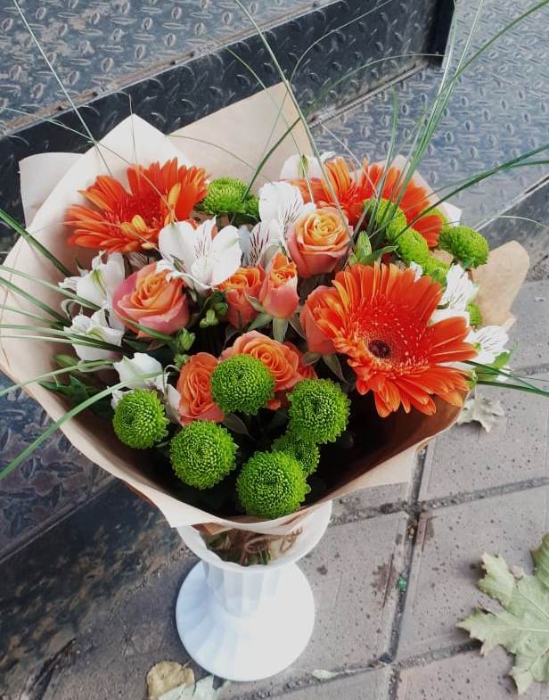 Букет цветов из: Герберы, Хризантемы, Альстромерии и Розы в Тихвине
