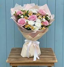 Букет цветов из:  Гвоздики, Орхидеи и Розы в Тихвине