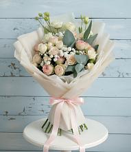 Букет цветов из:  Розы и Лизиантусы в Тихвине