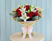 Букет цветов из:  Лилии и Розы в Тихвине