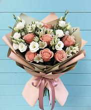 Букет цветов из:  Розы, Альстромерии и Лизиантусы в Тихвине