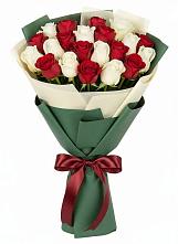 Букет Микс из красных и белых роз в Тихвине