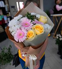Букет цветов из:  Герберы, Розы и Хризантемы в Тихвине