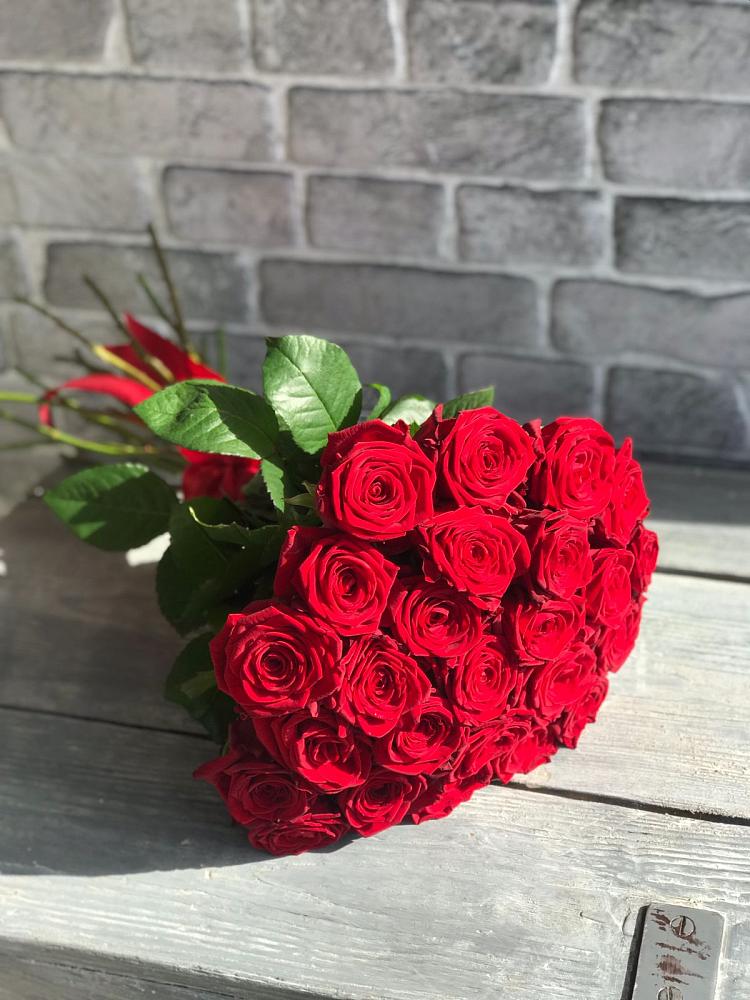 Букет Красные розы Фридом в Тихвине