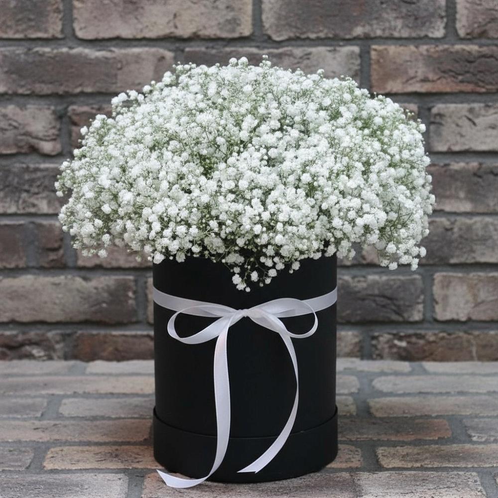 Цветочная композиция из Гипсофила в шляпной коробке в Тихвине