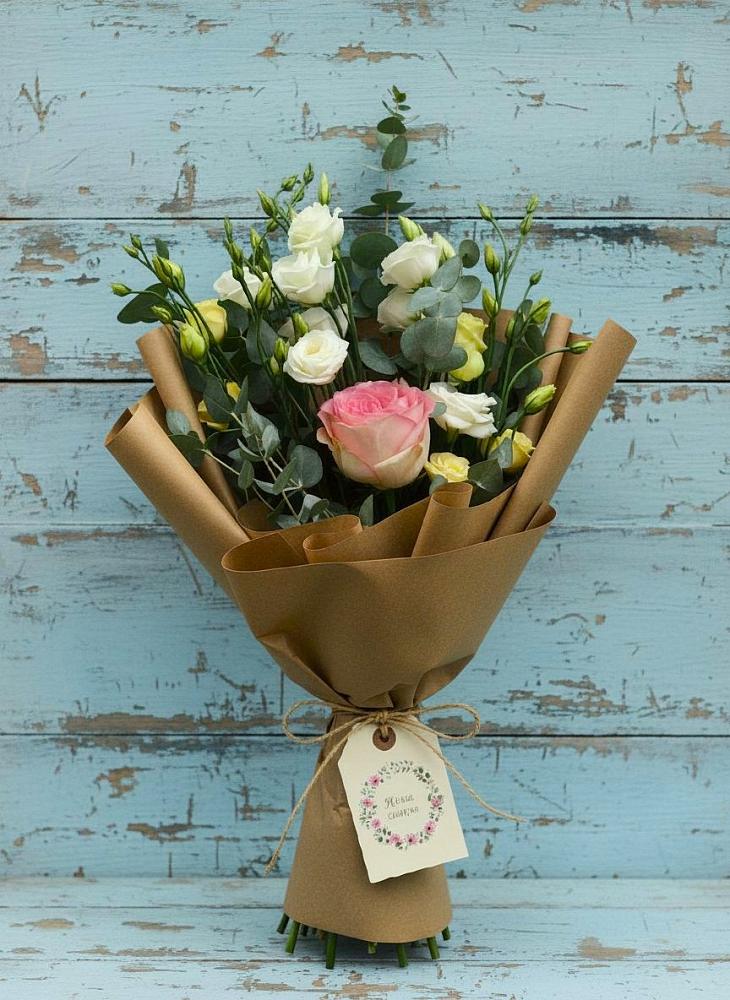 Букет цветов из: Розы и Лизиантусы в Тихвине