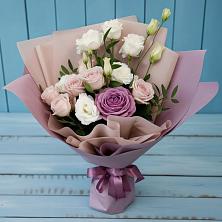 Букет цветов из:  Розы и Лизиантусы в Тихвине