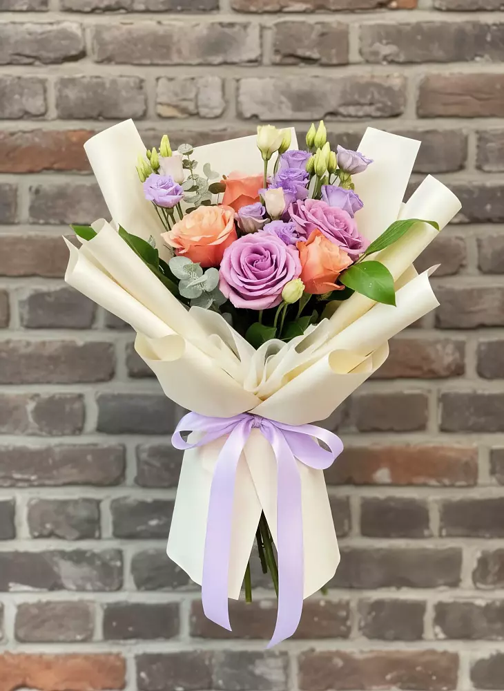 Букет цветов из: Лизиантусы и Розы в Тихвине