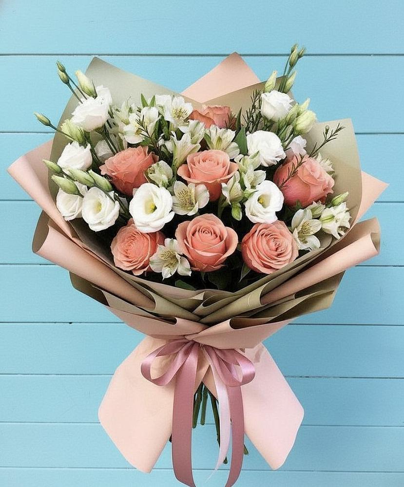 Букет цветов из: Розы, Альстромерии и Лизиантусы в Тихвине