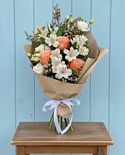 Букет цветов из:  Альстромерии, Лизиантусы, Розы и Хризантемы в Тихвине
