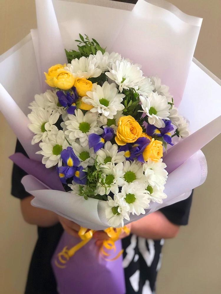 Букет цветов из: Ирисы, Хризантемы и Розы в Тихвине
