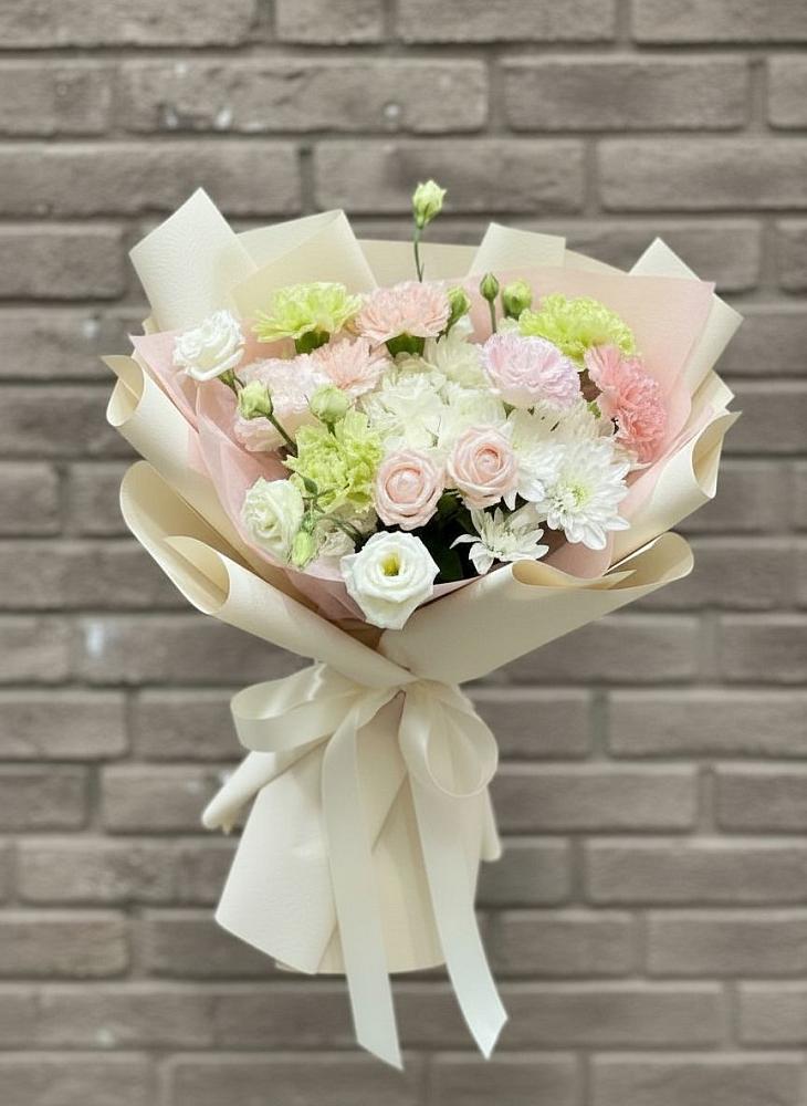 Букет цветов из: Гвоздики, Розы, Лизиантусы и Хризантемы в Тихвине