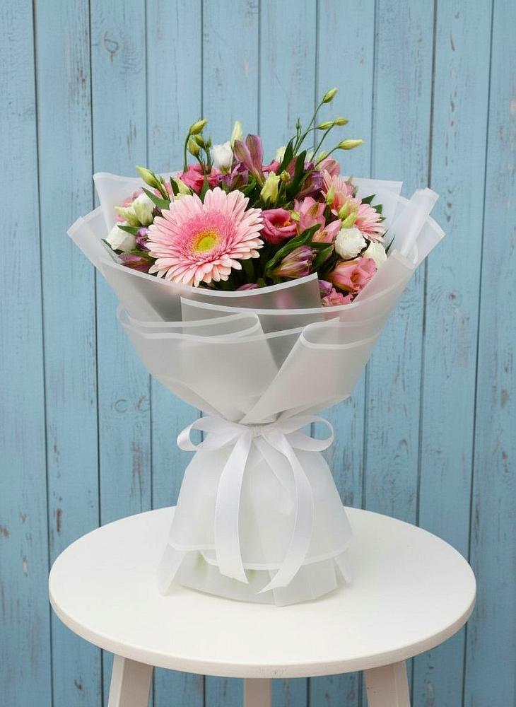 Букет цветов из: Герберы, Альстромерии и Лизиантусы в Тихвине