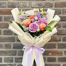 Букет цветов из:  Лизиантусы и Розы в Тихвине