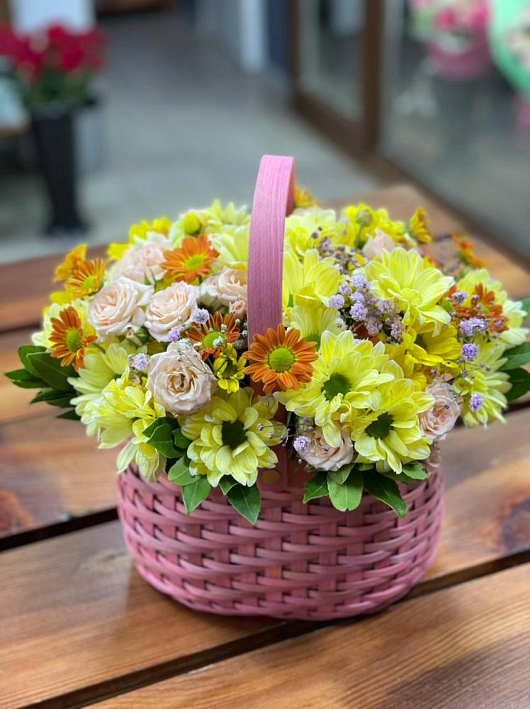 Цветочная композиция из Хризантемы и Розы в корзине в Тихвине