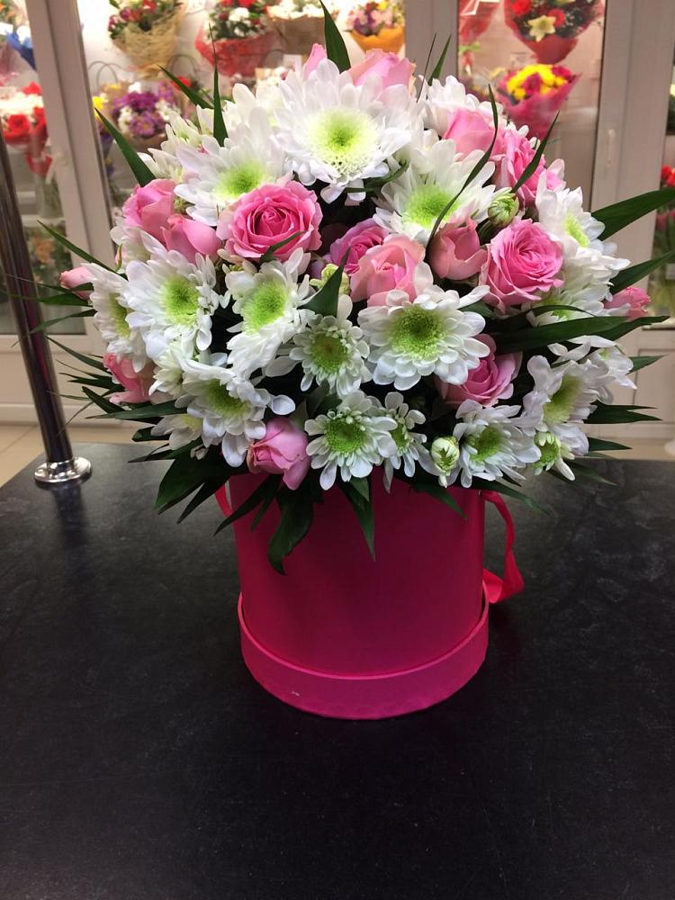 Цветочная композиция из Розы и Хризантемы в шляпной коробке в Тихвине