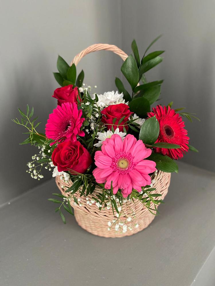 Цветочная композиция из Розы, Хризантемы и Герберы в корзине в Тихвине