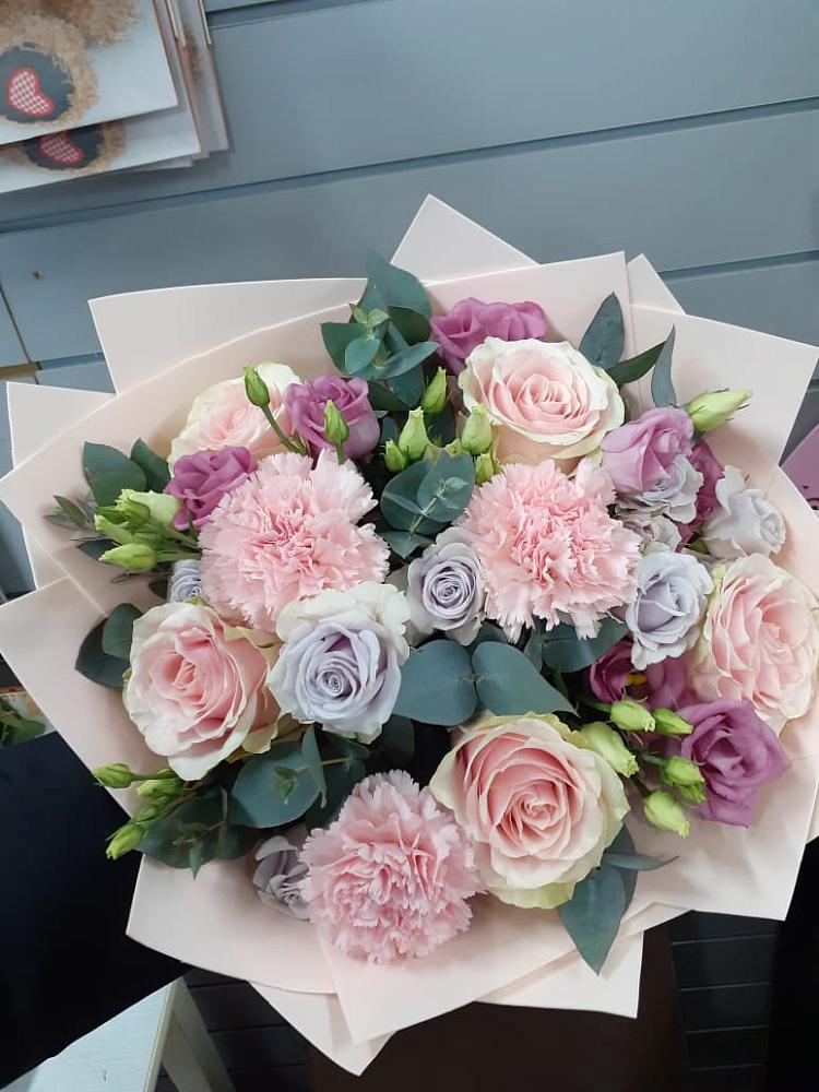 Букет цветов из: Розы, Гвоздики и Лизиантусы в Тихвине