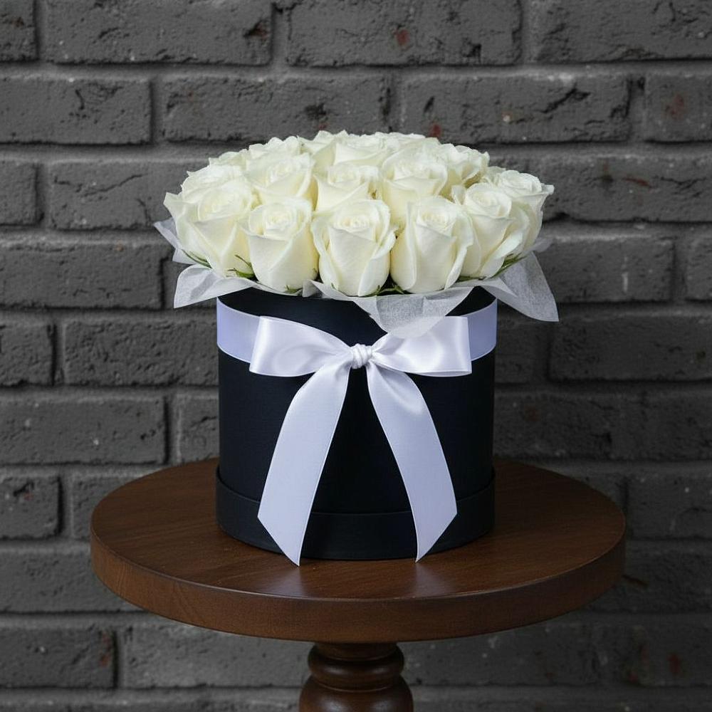 Цветочная композиция из Розы в шляпной коробке в Тихвине