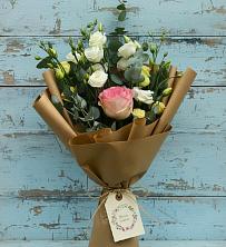 Букет цветов из:  Розы и Лизиантусы в Тихвине