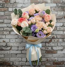 Букет цветов из:  Розы, Лизиантусы и Гвоздики в Тихвине