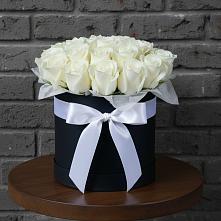 Цветочная композиция из Розы в шляпной коробке в Тихвине